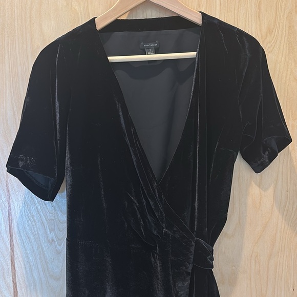 Ann Taylor Wrap Dress Black Velvet Short Sleeve Midi Size 0 - Picture 3 of 6